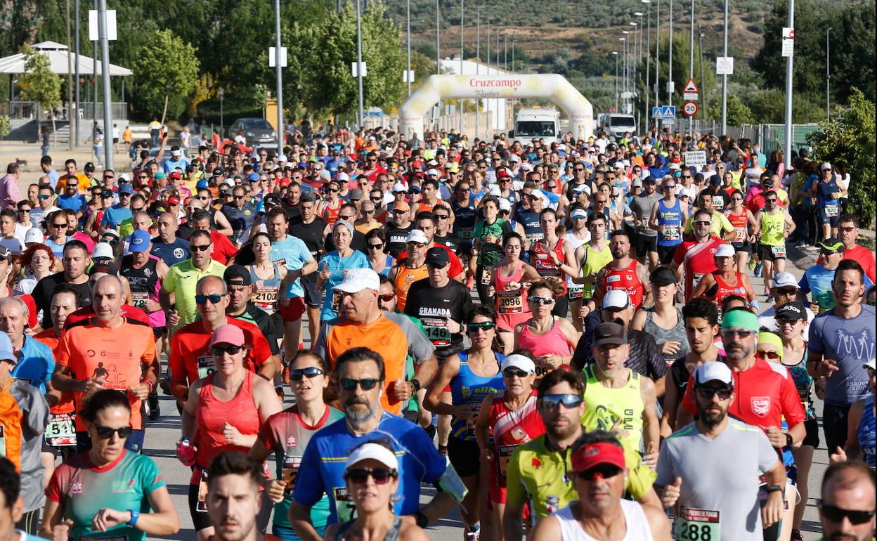 Más de mil corredores en la última edición de la 'Carrera del Espárrago' de Huétor Tájar. 
