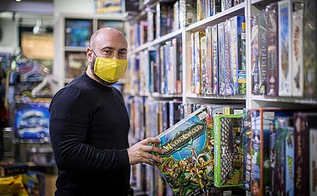 Imagen principal - Juan, en Freakmondo; Alexandra, en el Mercadillo; y un cliente mirando el escaparate de Náutica Neptuno. 