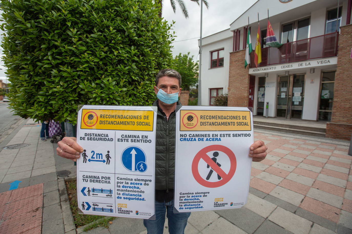 Juan Ramón Castellón, alcalde de Cenes, muestra los carteles informativos