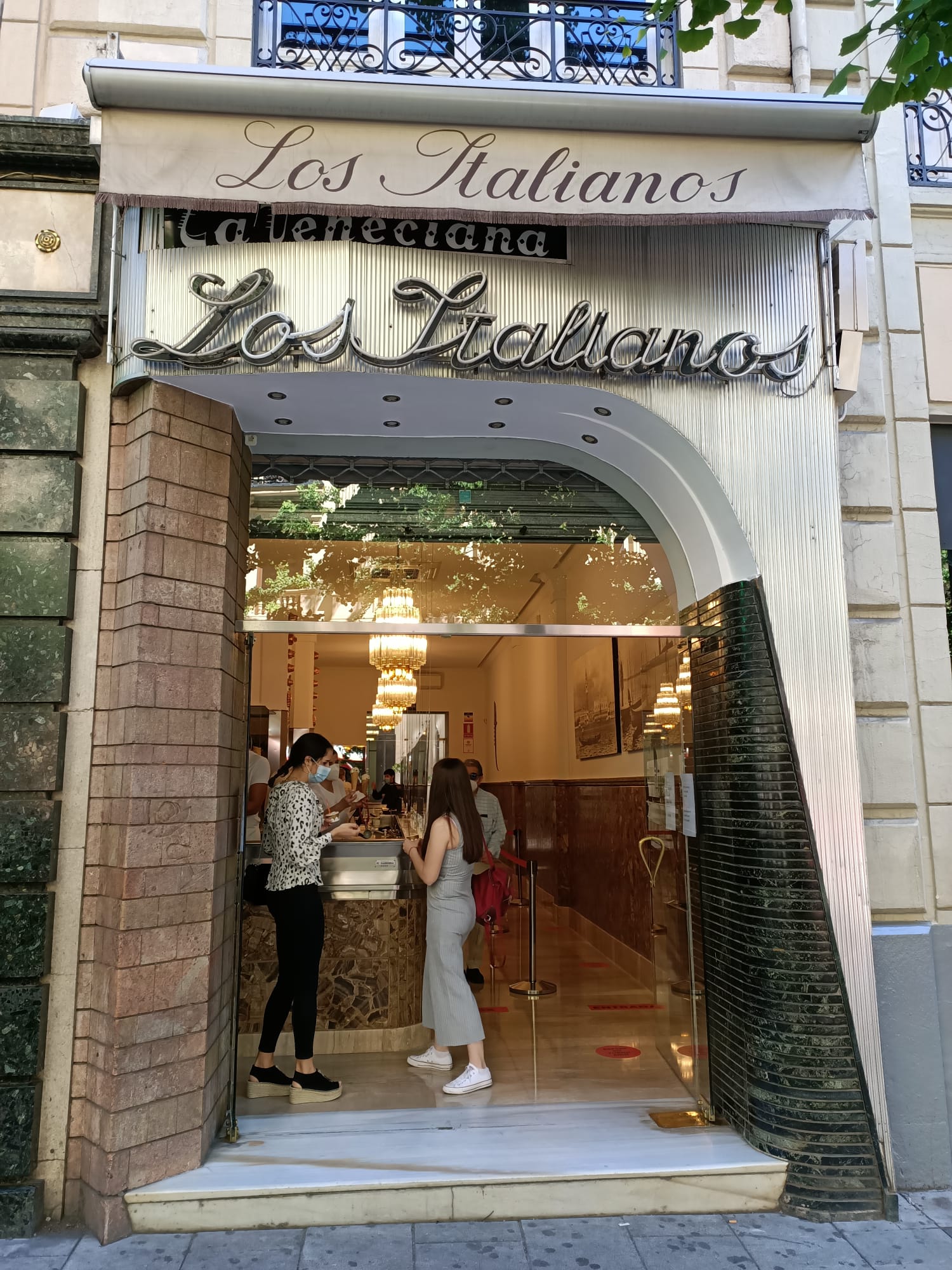 Fotos: La famosa heladería &#039;Los Italianos&#039; de Granada reabre al público