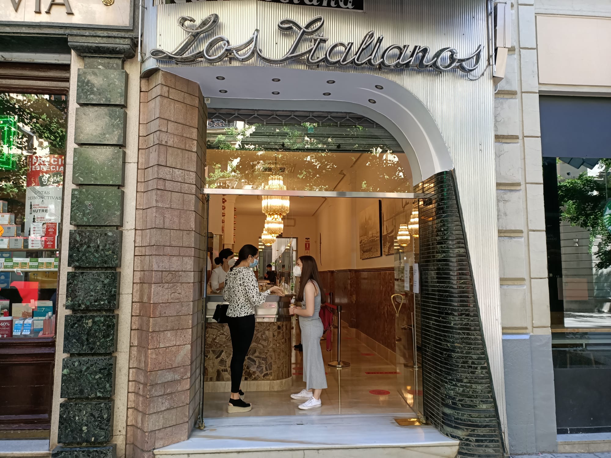 Fotos: La famosa heladería &#039;Los Italianos&#039; de Granada reabre al público