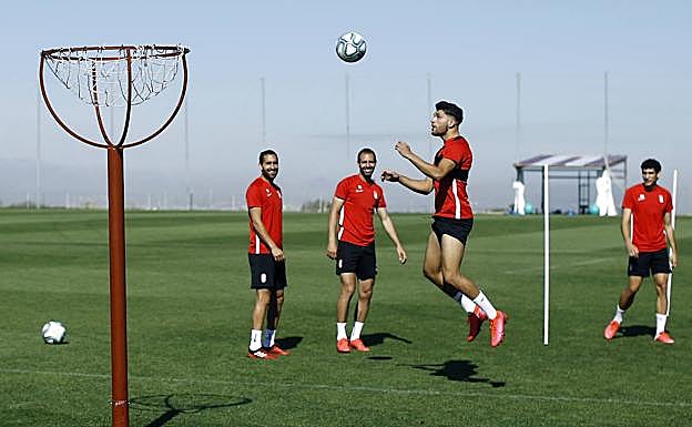 Antoñín trata de encestar un balón de cabeza en el entrenamiento. 