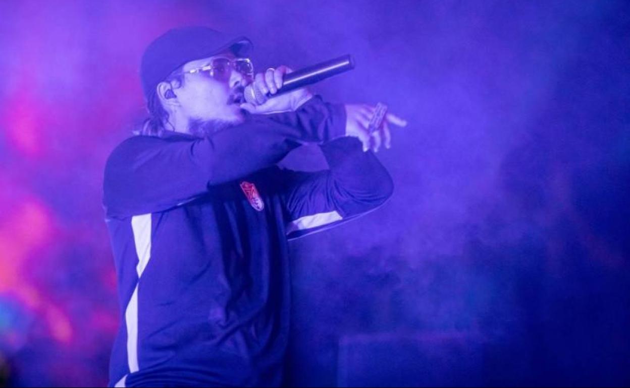 El granadino Dellafuente durante su concierto en la Plaza de las Pasiegas junto a Raimundo Amador. 