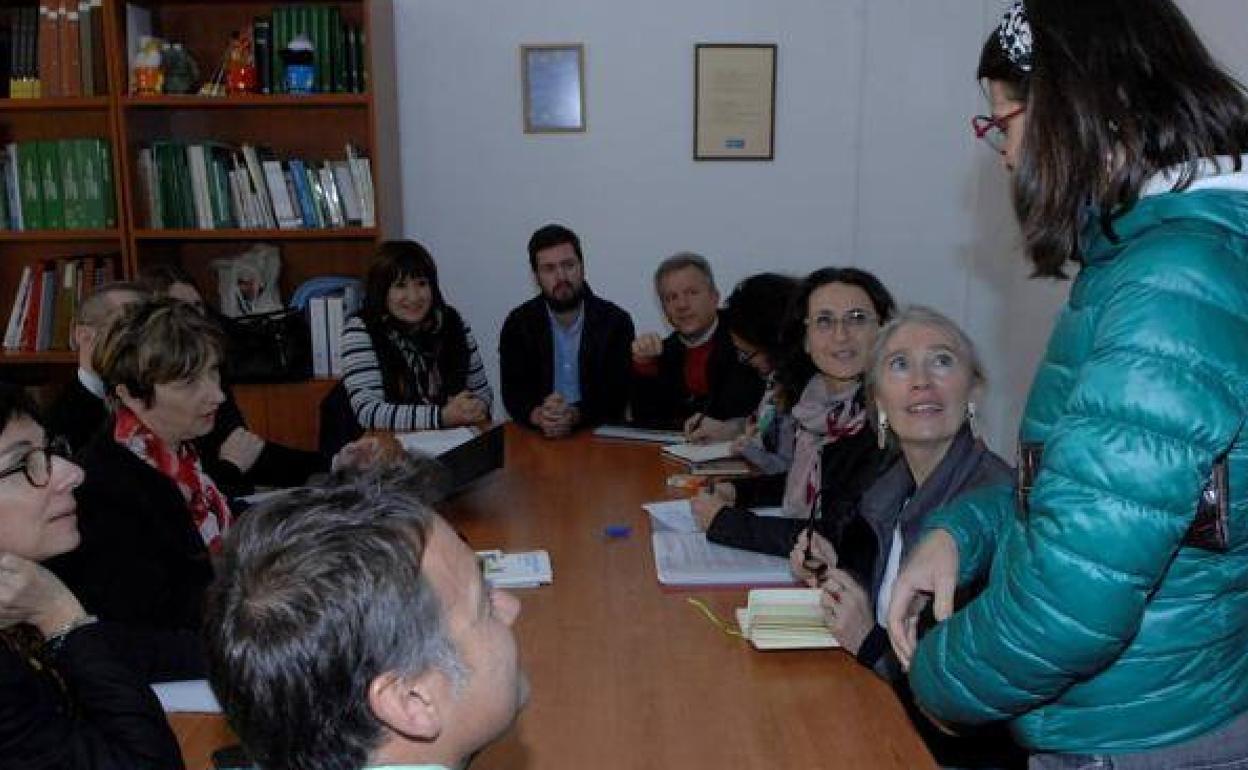 Grupo de profesores conversan durante una reunión. 