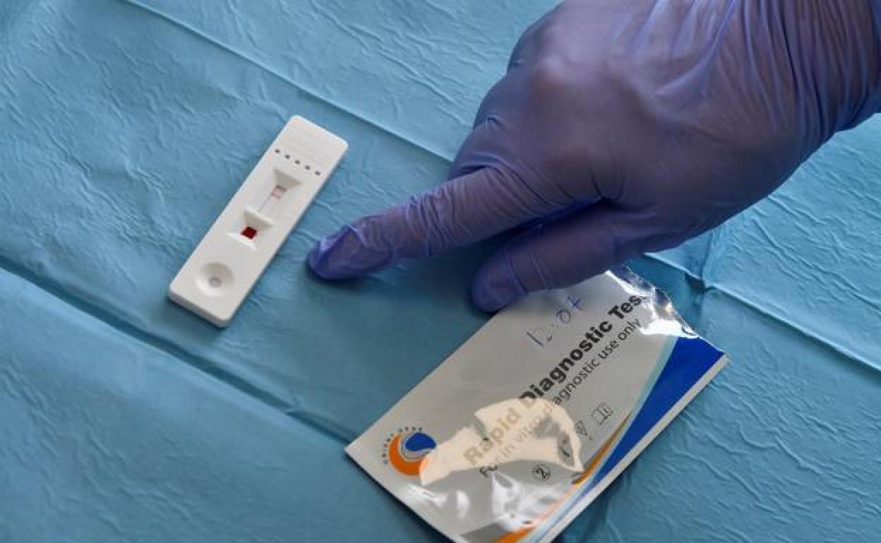 Test rápido para detectar Covid-19 utilizado en un centro de salud de Almería. 