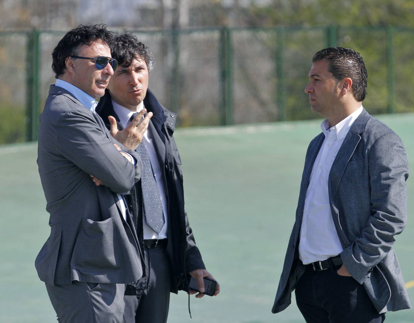 Quique Pina, Gino Pozzo y Juan Carlos Cordero conversan durante un entrenamiento del equipo. 