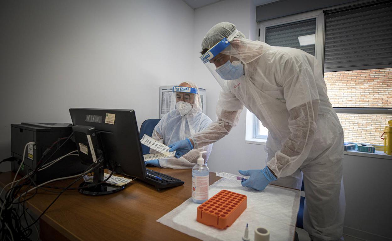 Dos sanitarios del centro de salud Gran Capitán, en una consulta dedicada a realizar las pruebas del coronavirus.