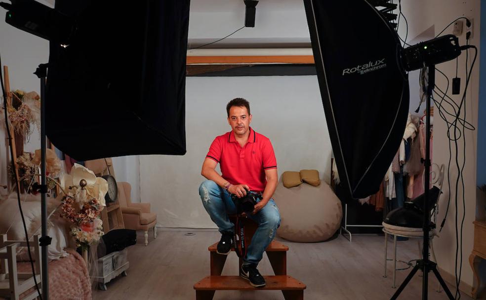 El fotógrafo Jesús Vergara, fotografiado en su propio estudio fotográfico.