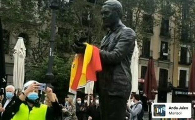 La polémica bandera en la estatua de Madrid. 