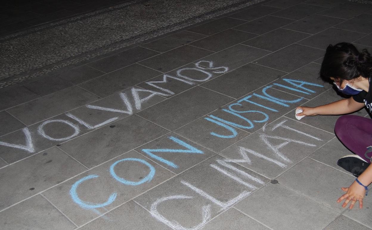 Denuncian en Granada a varios jóvenes de Fridays for Future por unas pintadas con tiza