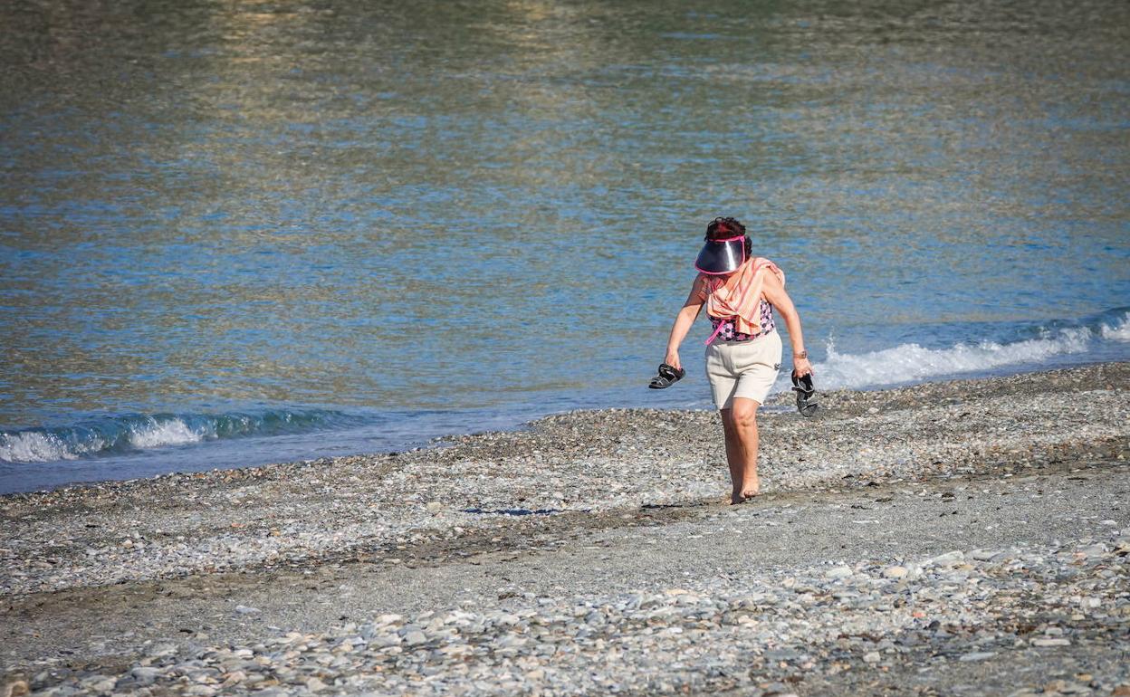 La Costa de Granada, con la mayoría de aforos de playas sin calcular, ve difícil reabrir antes de junio