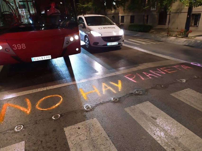 Fotos: Granada despierta con varias pintadas con tiza pidiendo «justicia climática»