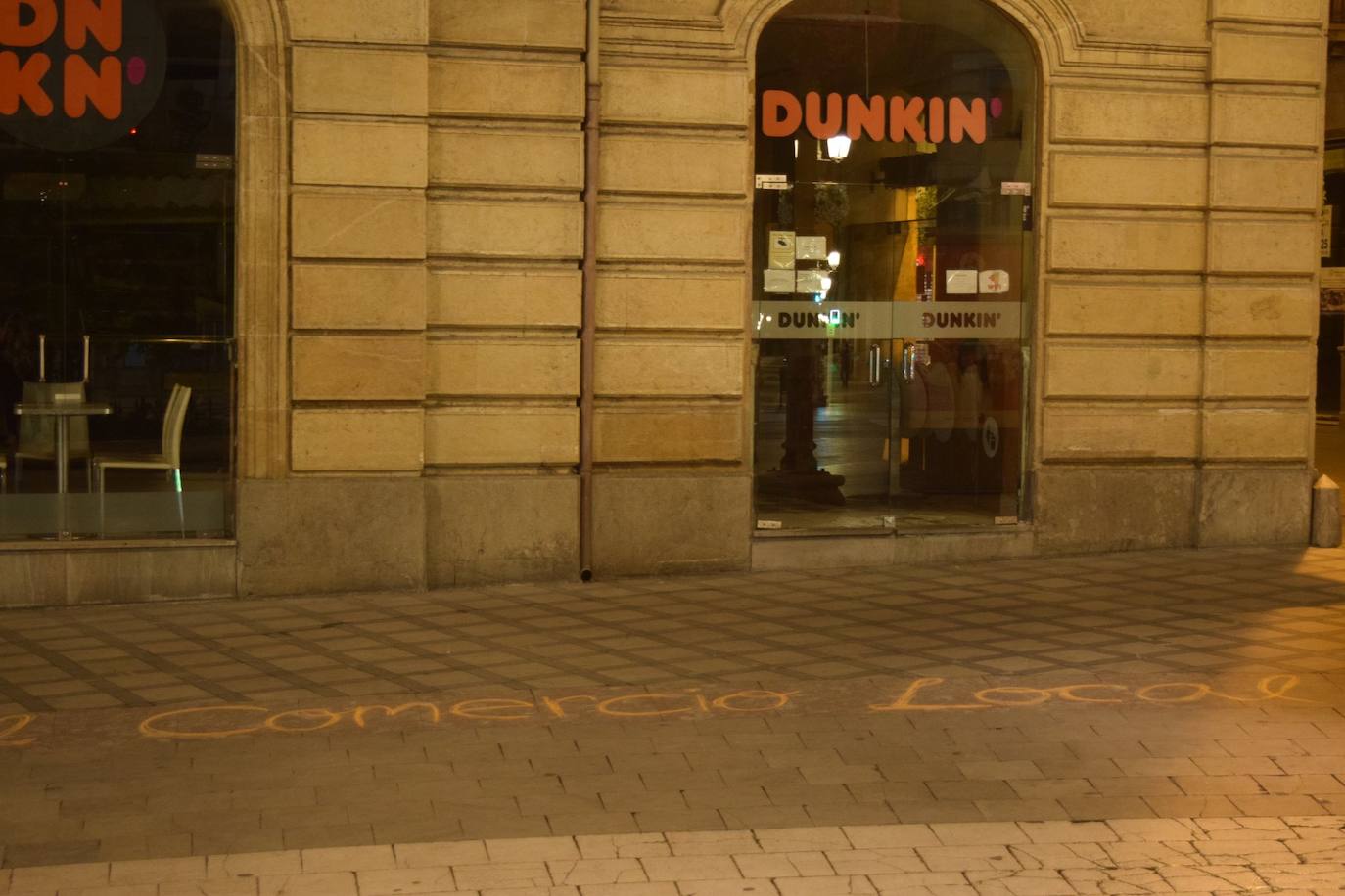 Fotos: Granada despierta con varias pintadas con tiza pidiendo «justicia climática»