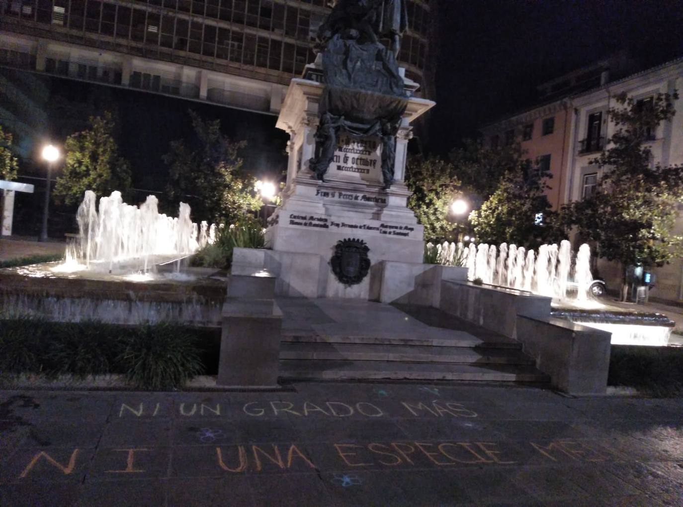 Fotos: Granada despierta con varias pintadas con tiza pidiendo «justicia climática»