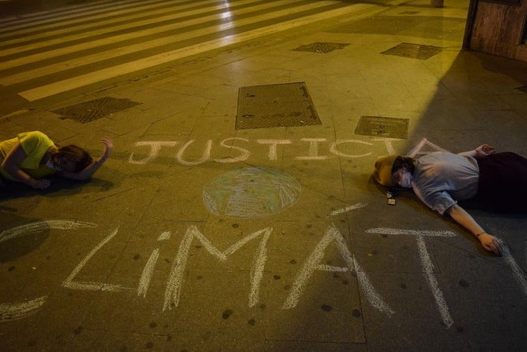 Fotos: Granada despierta con varias pintadas con tiza pidiendo «justicia climática»