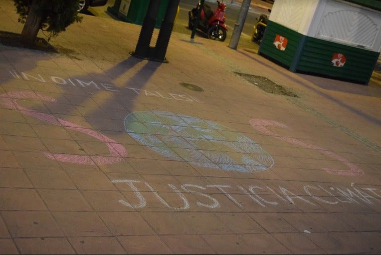 Fotos: Granada despierta con varias pintadas con tiza pidiendo «justicia climática»