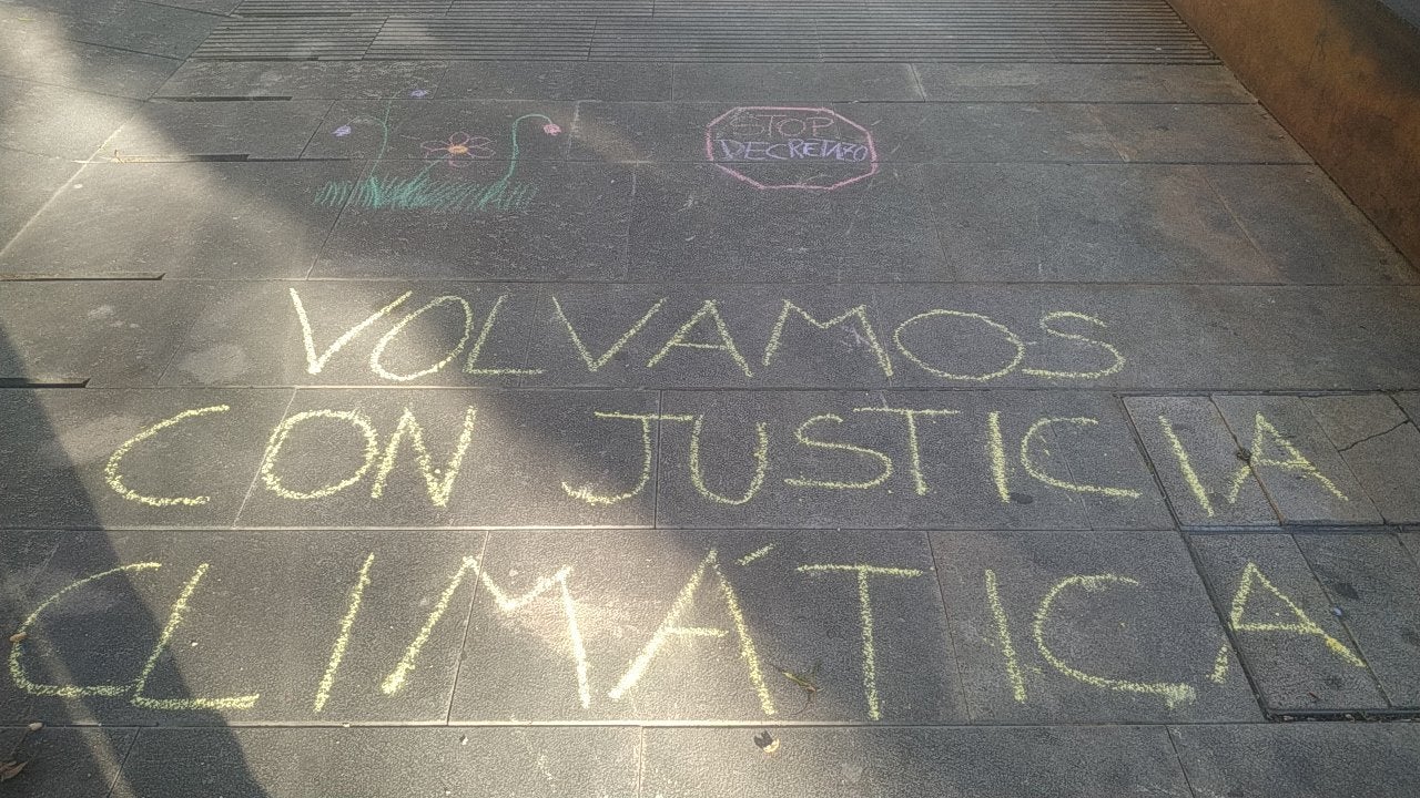 Fotos: Granada despierta con varias pintadas con tiza pidiendo «justicia climática»