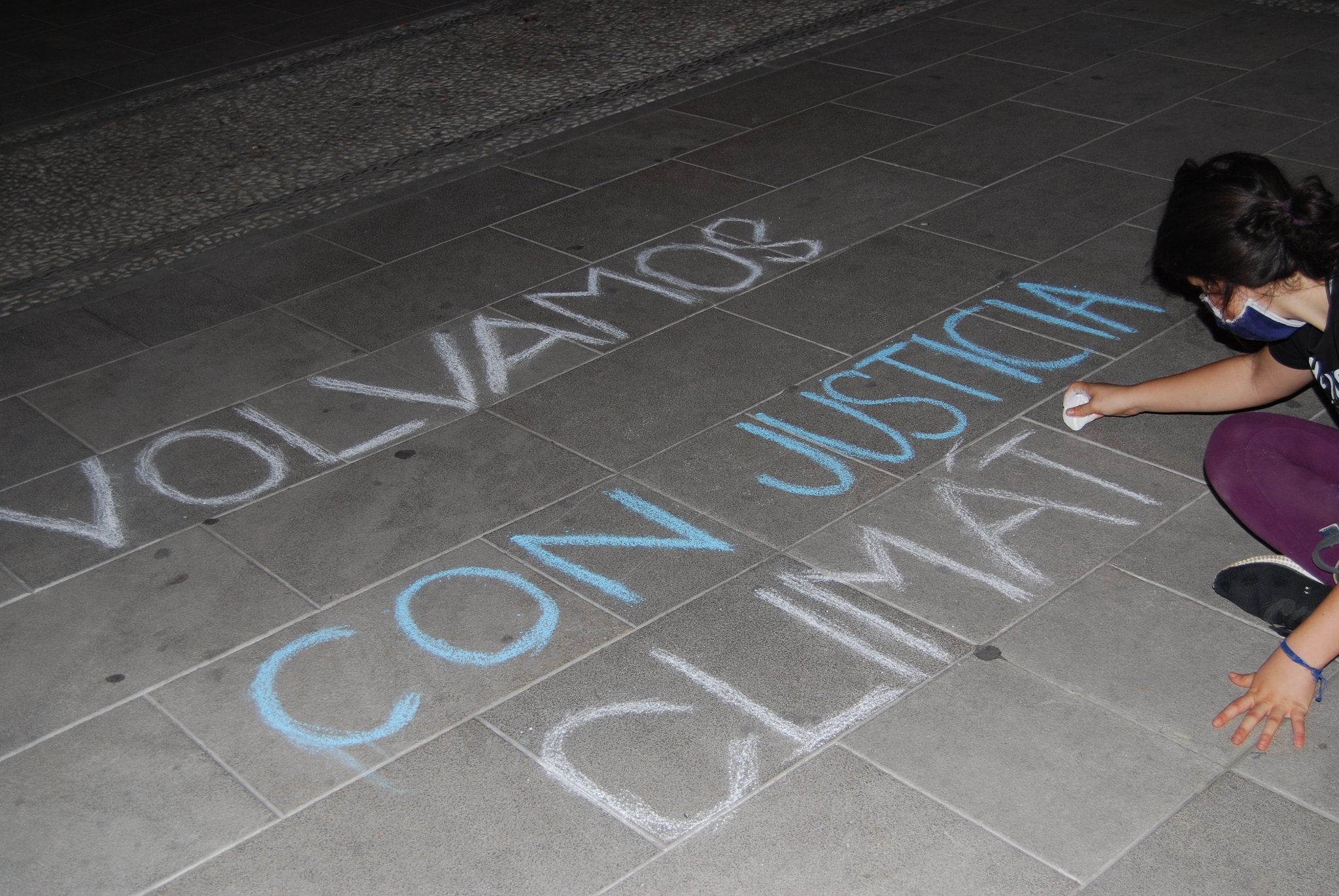 Fotos: Granada despierta con varias pintadas con tiza pidiendo «justicia climática»