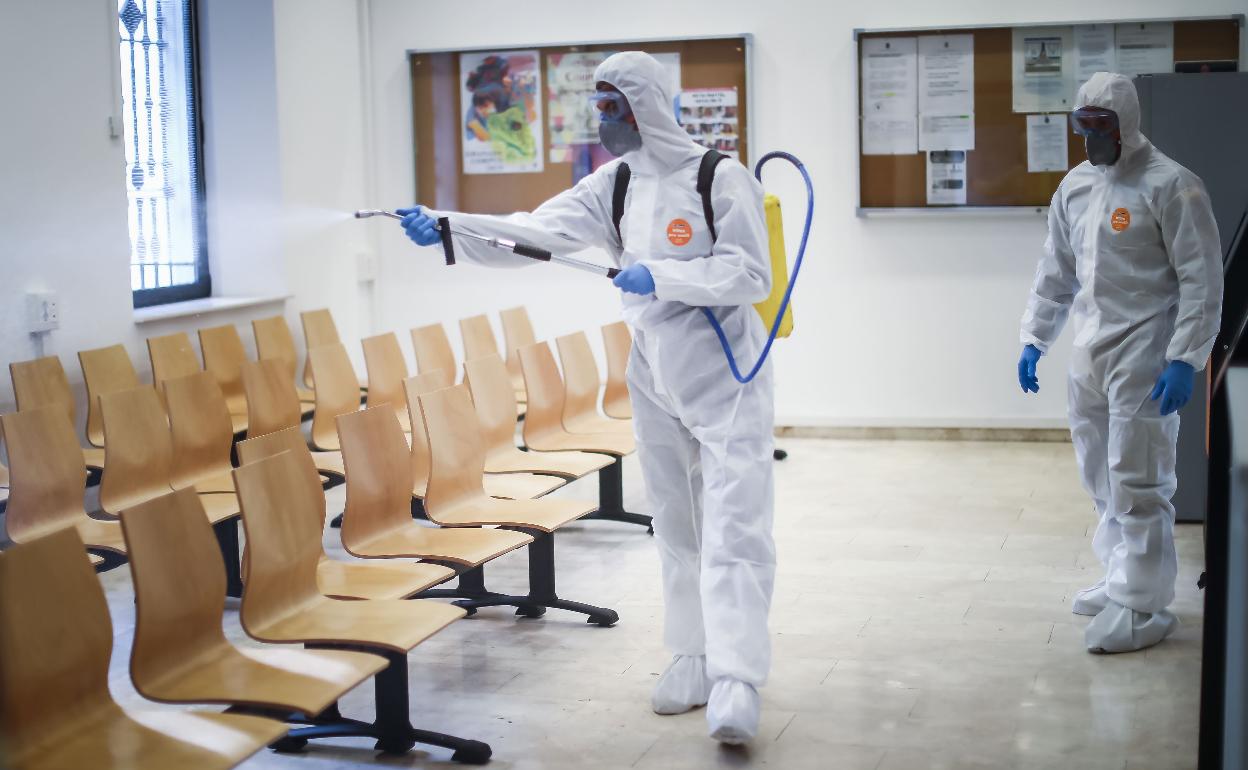 Efectivos de la UME desinfectarons las instalaciones municipales de Mondragones al inicio del confinamientos, hace ya dos meses.