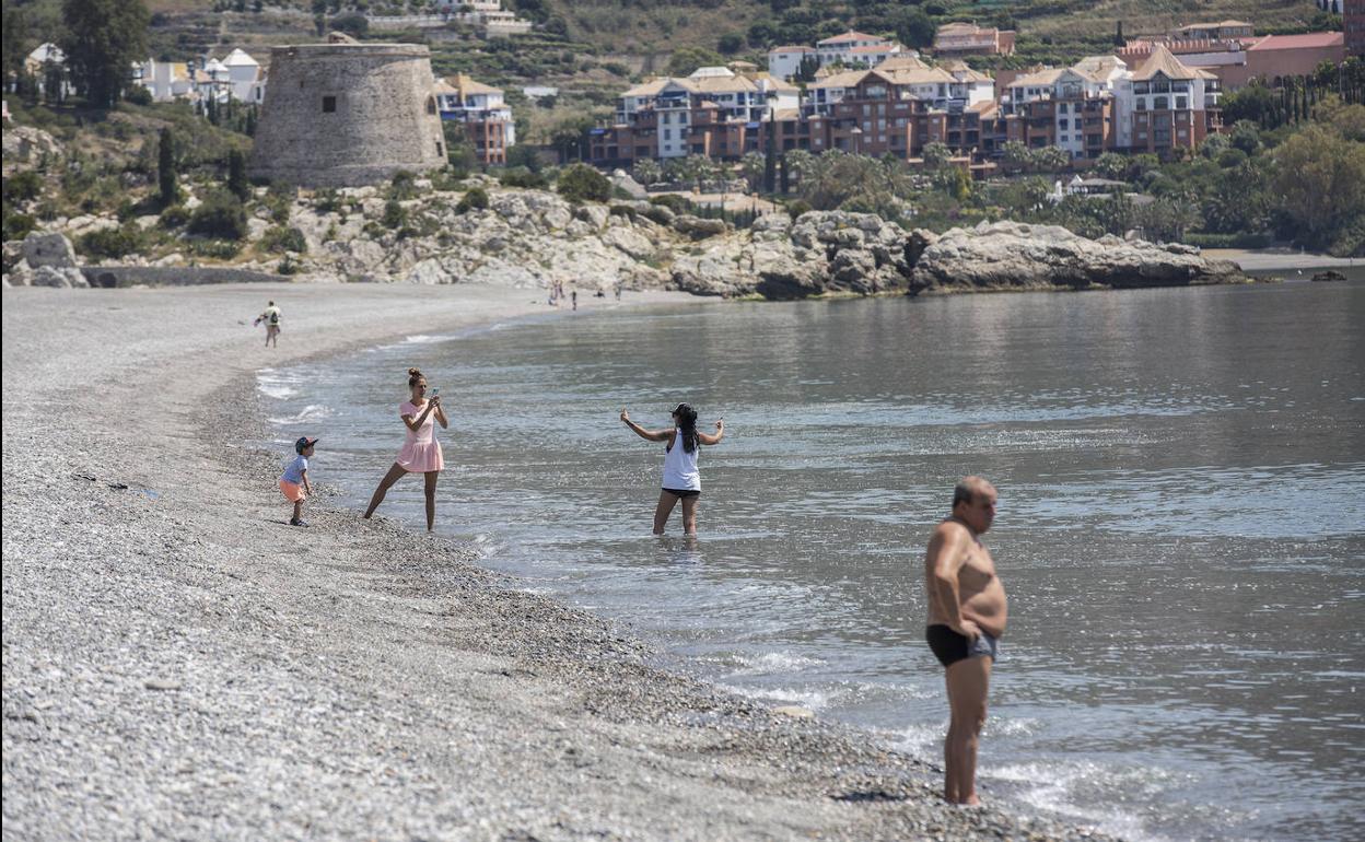 En la playa de Velilla, en Almuñécar, también ha habido quien se ha acercado mucho al mar.