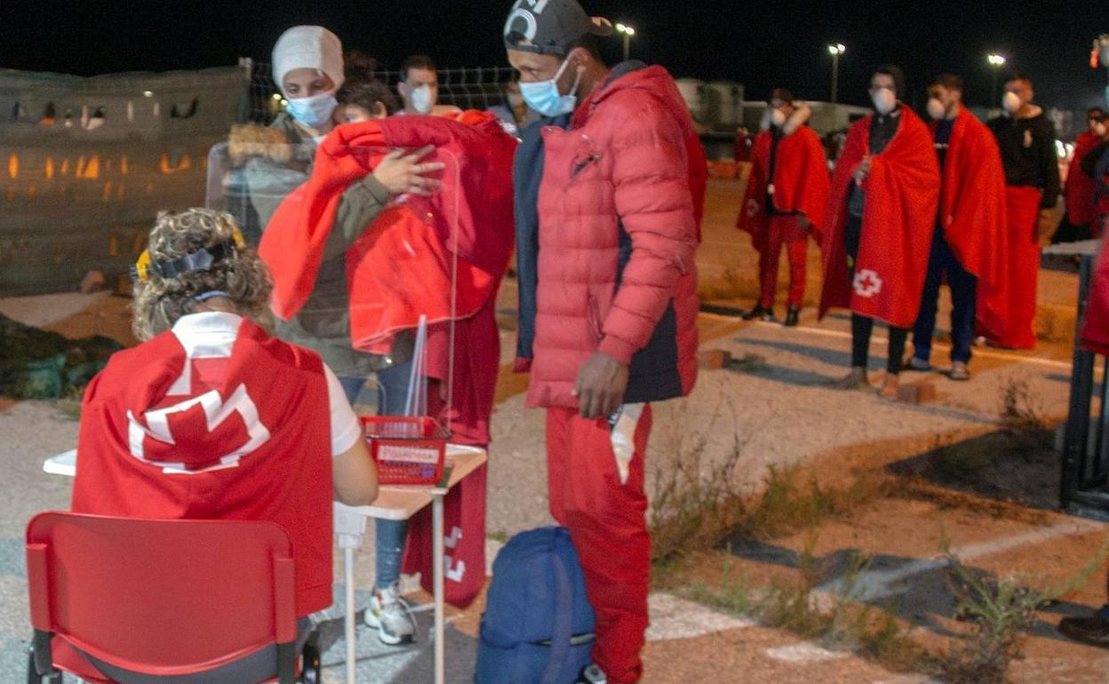 Un total de 65 migrantes de origen argelino llegaron el jueves a Motril.