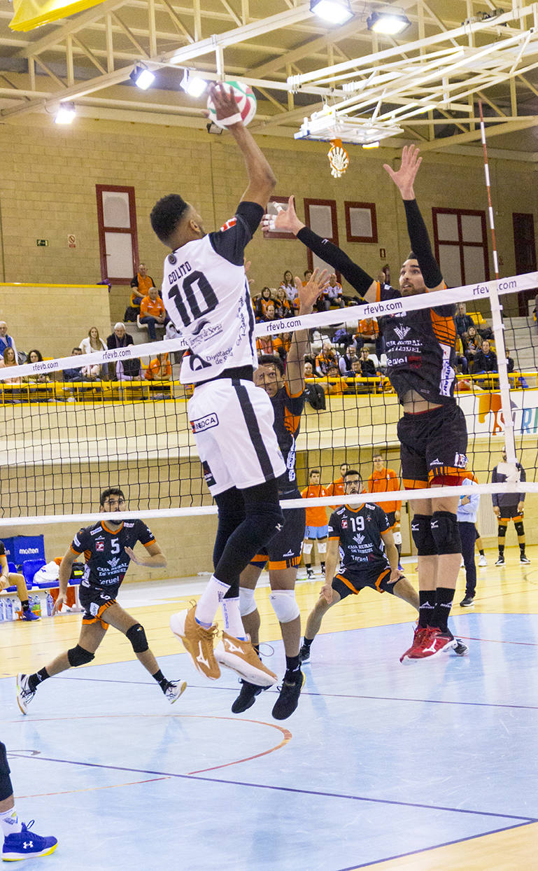 Imagen secundaria 2 - Arriba, Carlos Jiménez intenta llegar a una defensa, con Palma. Abajo a la izquierda, Vigil, el más alto, recibe las explicaciones de Fernando Muñoz, con España. A la derercha, Colito en ataque. 