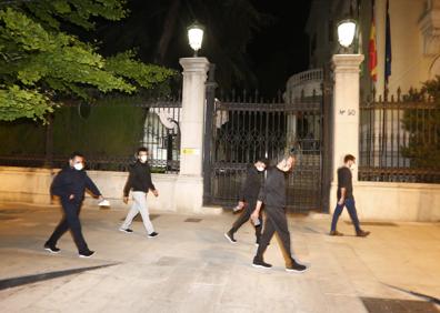 Imagen secundaria 1 - Motril le echa un pulso a la Subdelegación de Granada y le envía por autobús a Granada 17 inmigrantes a los que hay que confinar