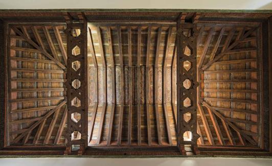 El techo policromado, una de las señas distintivas de la vivienda.