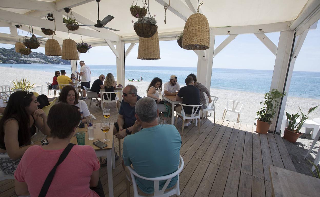 Chiringuitos y bares estaban ayer a rebosar en la Costa.