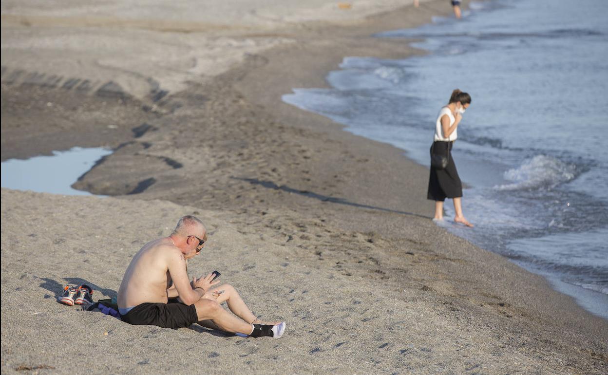 Tomar el sol y bañarse en la playa continúa estando prohíbido.