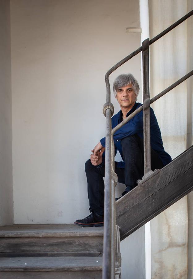 Juan Domingo Santos, en la escalera de su estudio de arquitectura en la torre de la Azucarera de San Isidro.