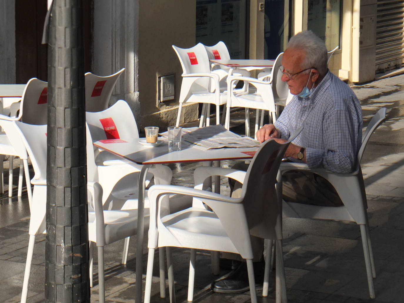 Juan Rera, propietario del bar-cafetería El Gato del Cabo, en la calle Méndez Núñez de la capital almeriense. 