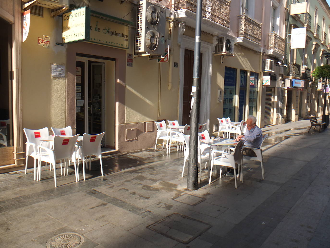 Juan Rera, propietario del bar-cafetería El Gato del Cabo, en la calle Méndez Núñez de la capital almeriense. 