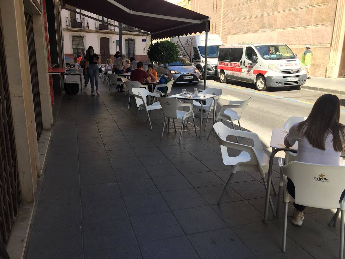 Juan Rera, propietario del bar-cafetería El Gato del Cabo, en la calle Méndez Núñez de la capital almeriense. 
