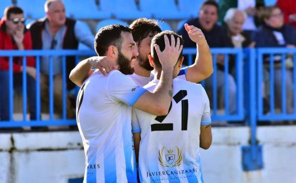 Los jugadores del Motril celebran un gol. 
