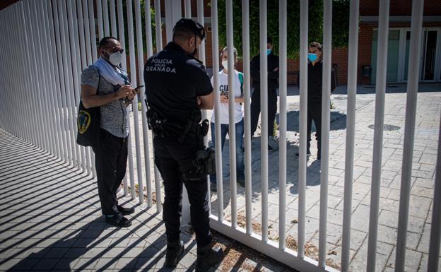 Los inmigrantes de Motril pasan la noche en el Paquillo Fernández