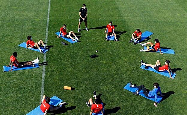 Uno de los grupos hace ejercicios de estiramiento. 