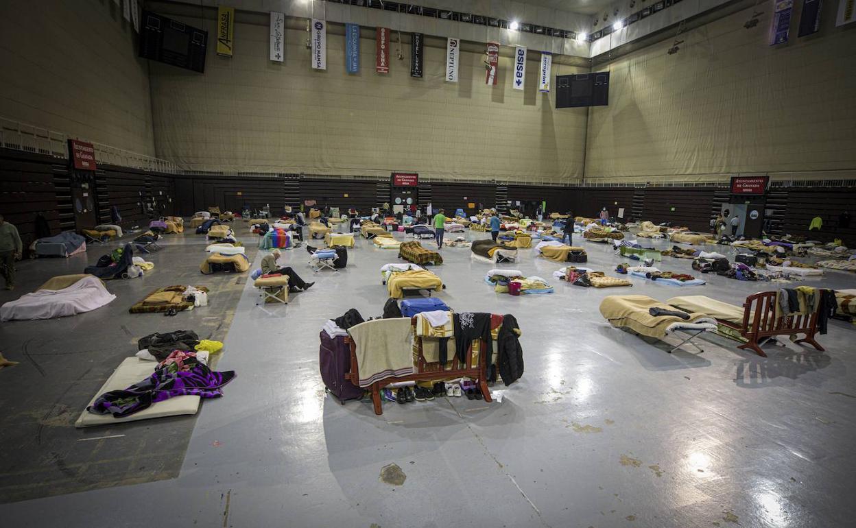 Interior del Palacio de los Deportes de Granada, donde han dormido estos días un centenar de personas sin hogar. 