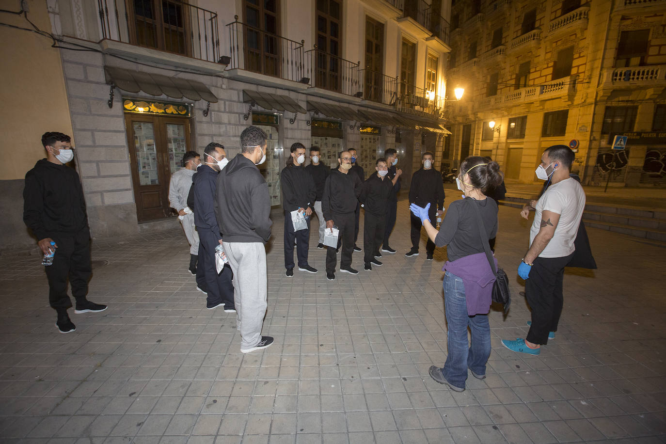 Ayuntamiento de Motril y Subdelegación del Gobierno han dejado a estos jóvenes de Argelia en la calle y finalmente el Ayuntamiento de Granada los ha acogido en el Palacio de los Deportes 