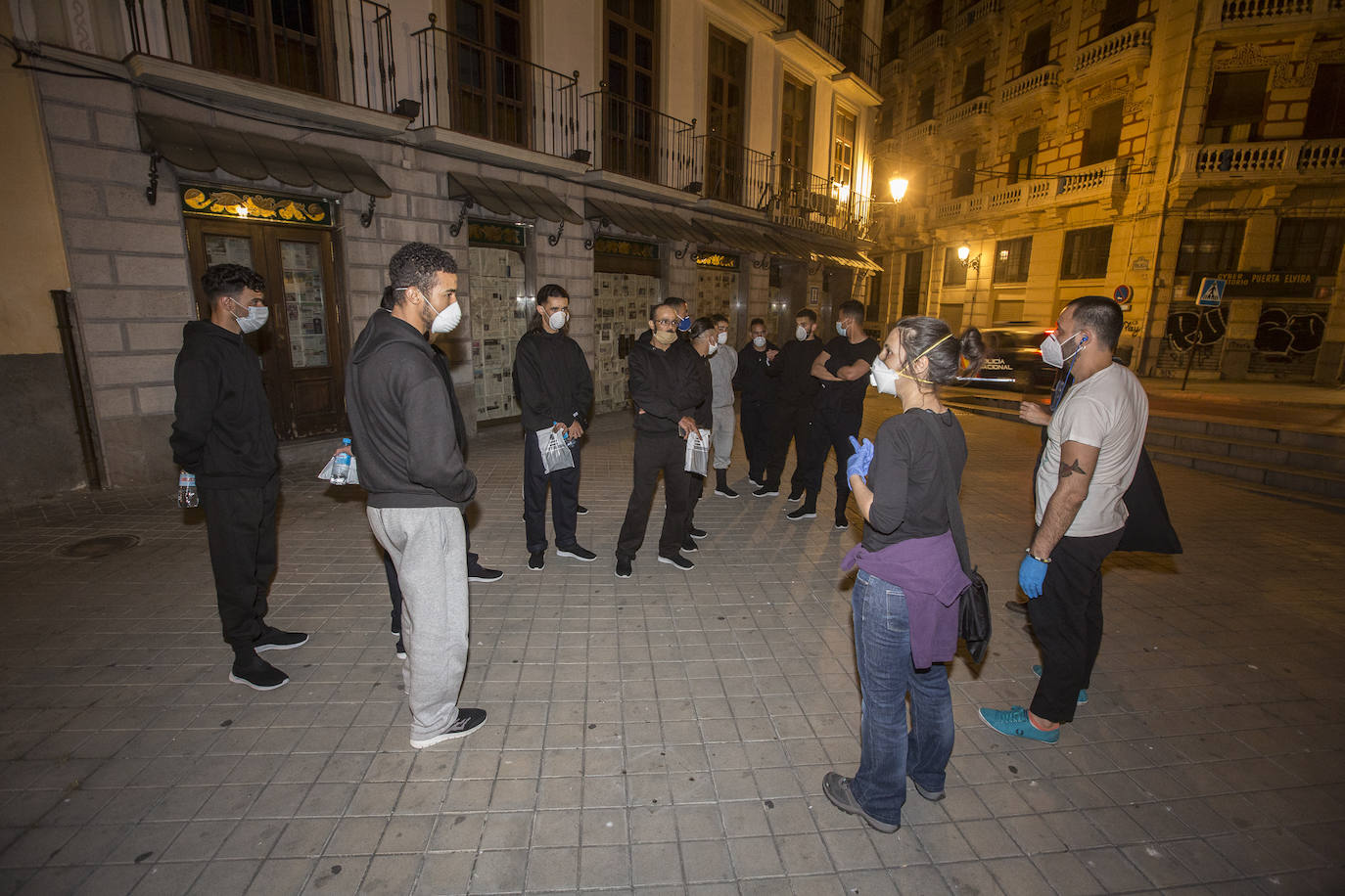 Ayuntamiento de Motril y Subdelegación del Gobierno han dejado a estos jóvenes de Argelia en la calle y finalmente el Ayuntamiento de Granada los ha acogido en el Palacio de los Deportes 