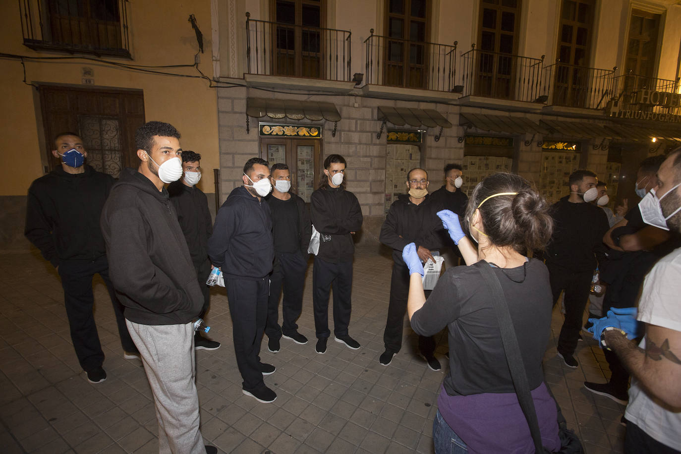 Ayuntamiento de Motril y Subdelegación del Gobierno han dejado a estos jóvenes de Argelia en la calle y finalmente el Ayuntamiento de Granada los ha acogido en el Palacio de los Deportes 