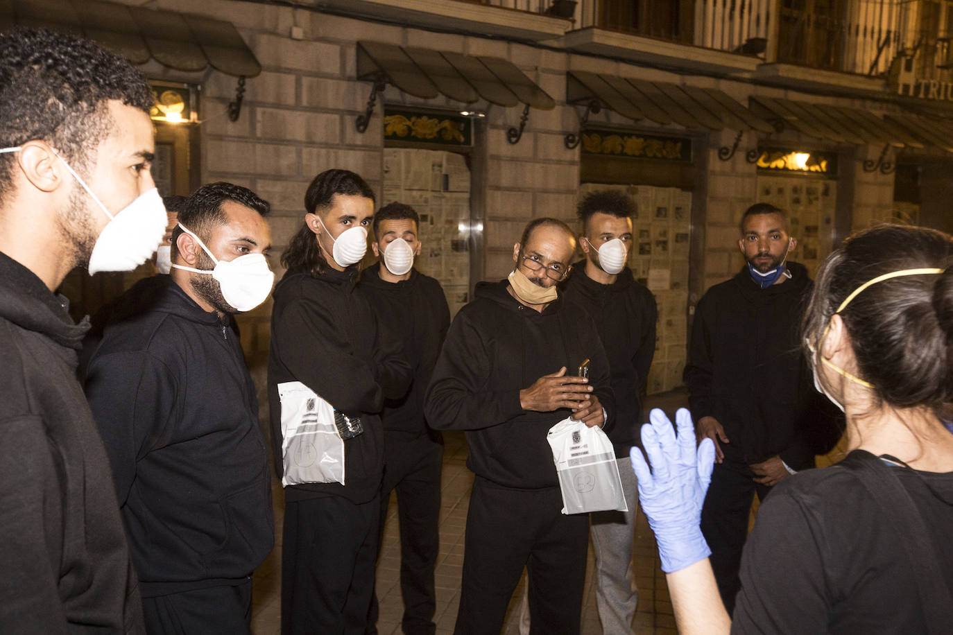 Ayuntamiento de Motril y Subdelegación del Gobierno han dejado a estos jóvenes de Argelia en la calle y finalmente el Ayuntamiento de Granada los ha acogido en el Palacio de los Deportes 