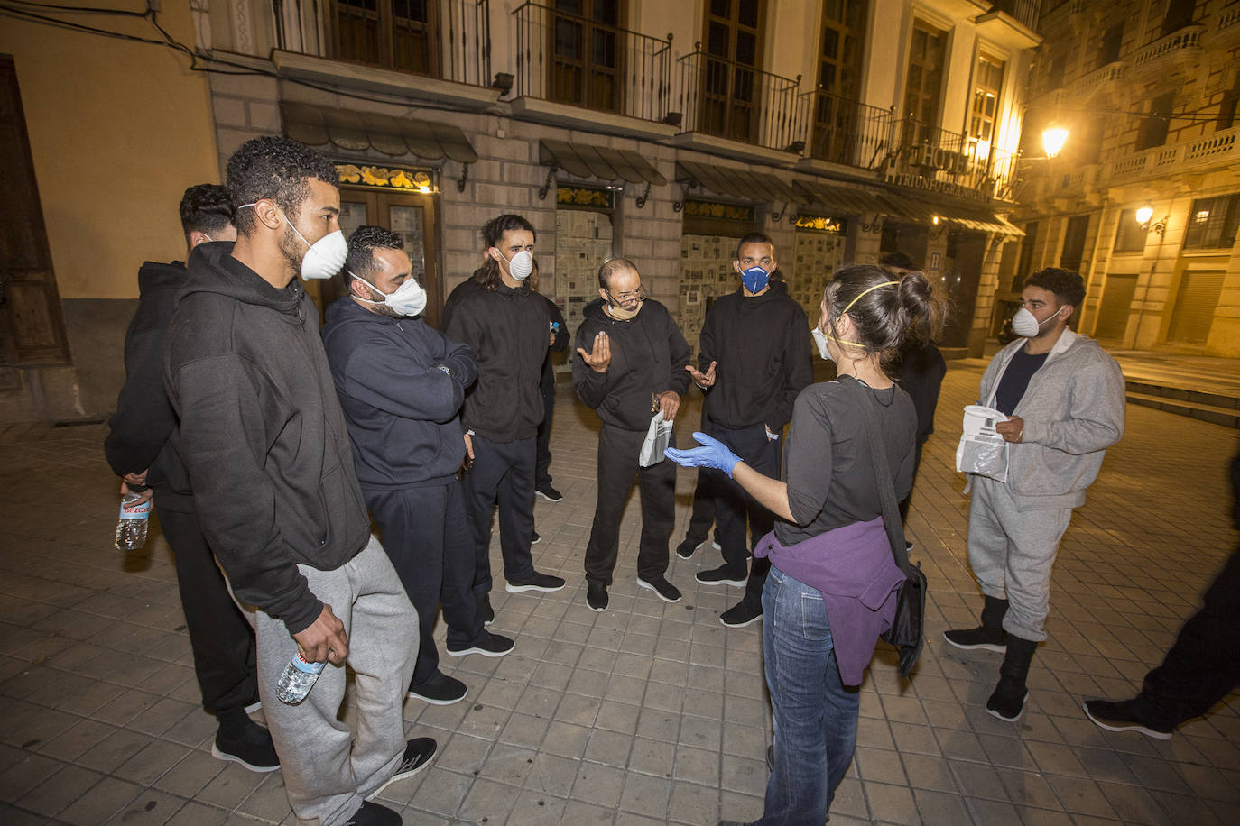 Ayuntamiento de Motril y Subdelegación del Gobierno han dejado a estos jóvenes de Argelia en la calle y finalmente el Ayuntamiento de Granada los ha acogido en el Palacio de los Deportes 