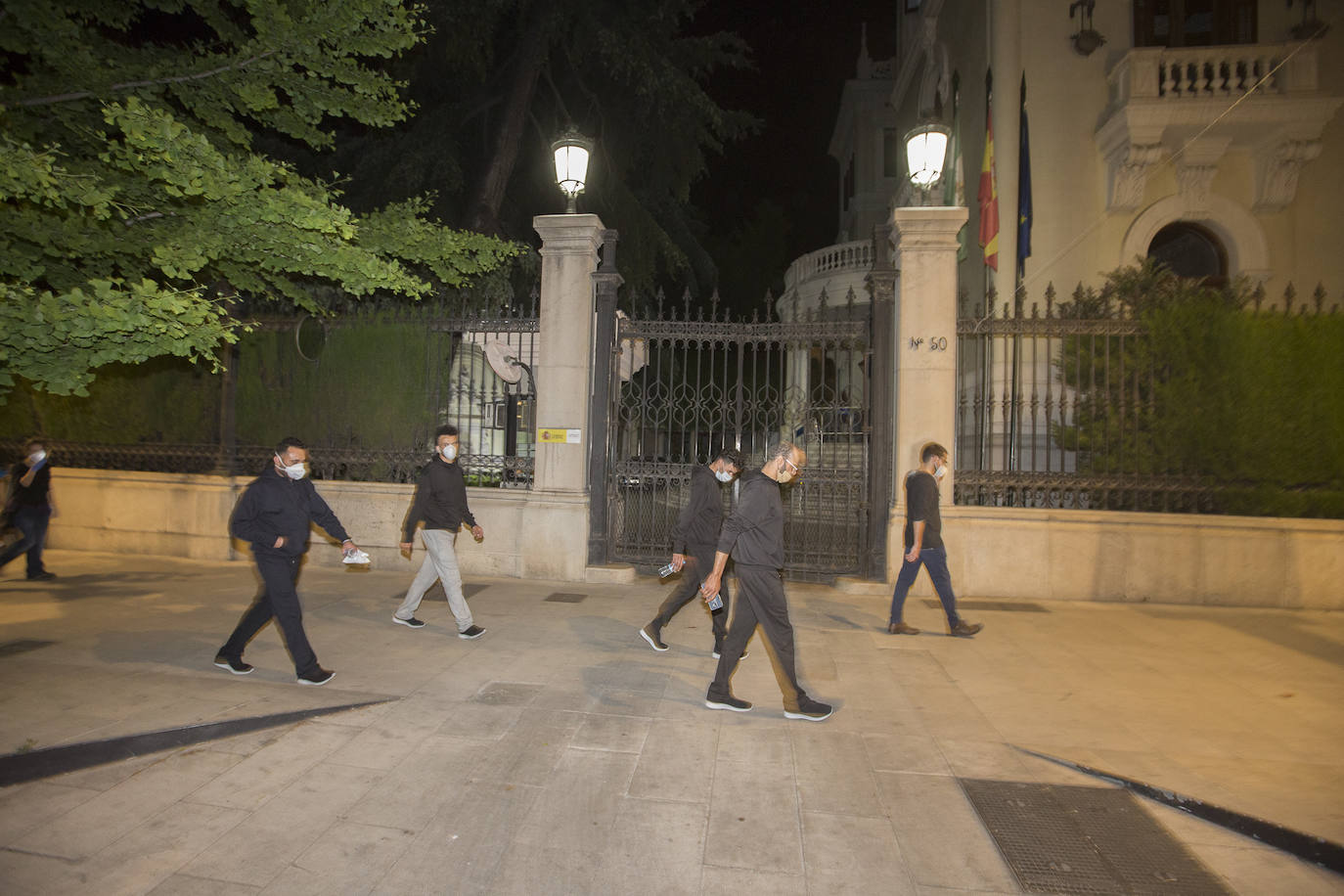 Ayuntamiento de Motril y Subdelegación del Gobierno han dejado a estos jóvenes de Argelia en la calle y finalmente el Ayuntamiento de Granada los ha acogido en el Palacio de los Deportes 