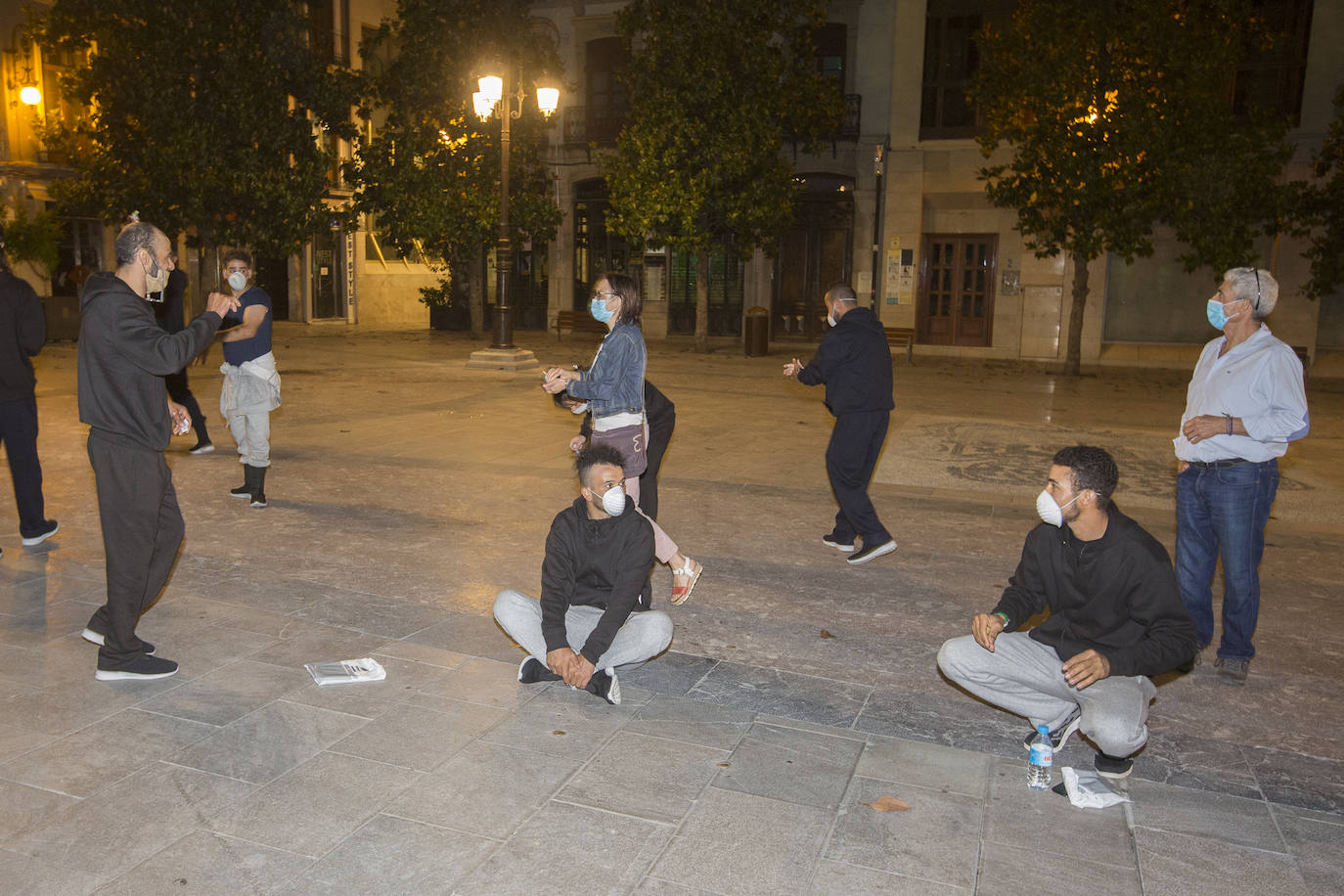 Ayuntamiento de Motril y Subdelegación del Gobierno han dejado a estos jóvenes de Argelia en la calle y finalmente el Ayuntamiento de Granada los ha acogido en el Palacio de los Deportes 