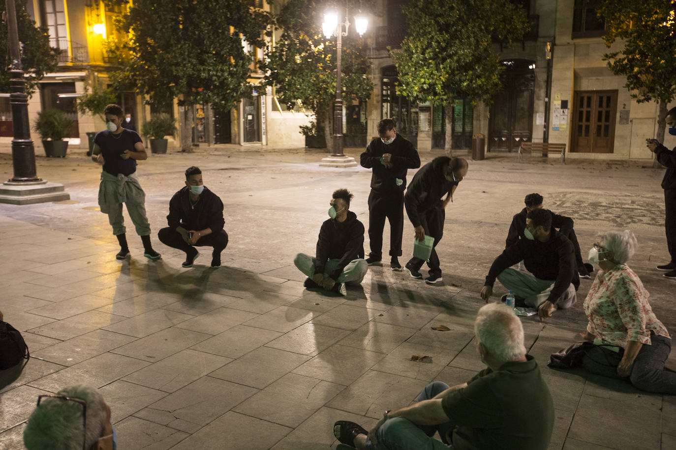 Ayuntamiento de Motril y Subdelegación del Gobierno han dejado a estos jóvenes de Argelia en la calle y finalmente el Ayuntamiento de Granada los ha acogido en el Palacio de los Deportes 