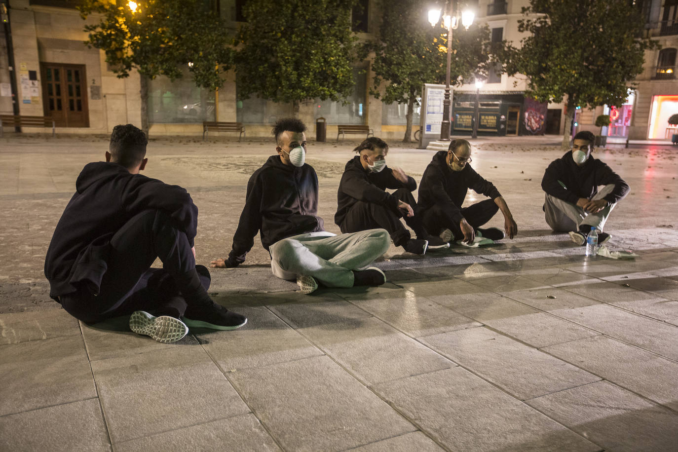 Ayuntamiento de Motril y Subdelegación del Gobierno han dejado a estos jóvenes de Argelia en la calle y finalmente el Ayuntamiento de Granada los ha acogido en el Palacio de los Deportes 