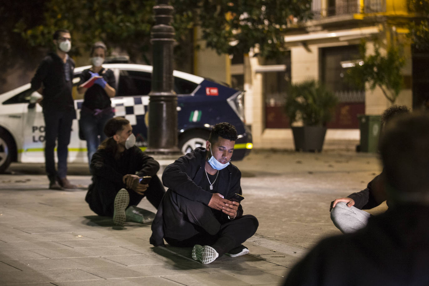 Ayuntamiento de Motril y Subdelegación del Gobierno han dejado a estos jóvenes de Argelia en la calle y finalmente el Ayuntamiento de Granada los ha acogido en el Palacio de los Deportes 