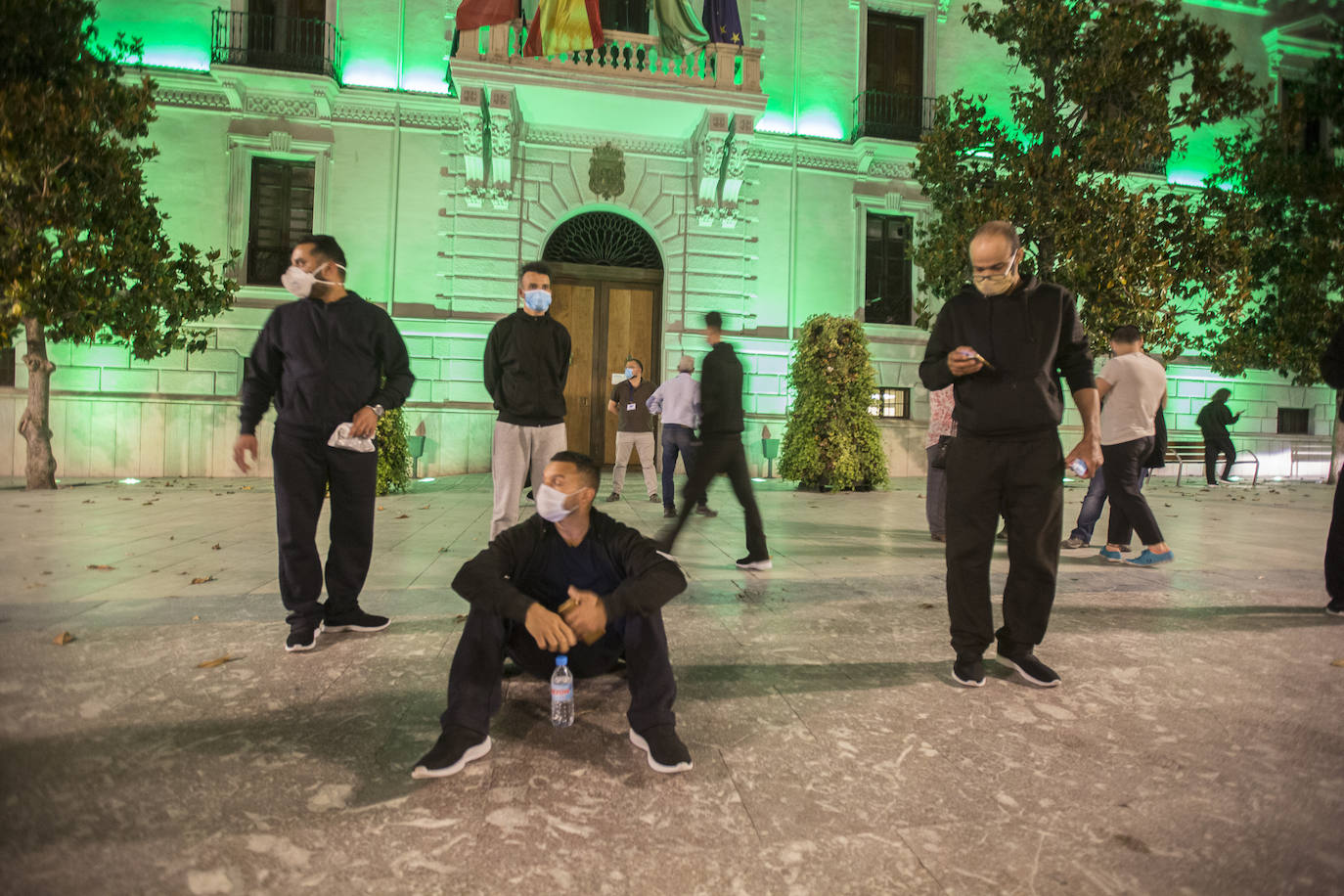 Ayuntamiento de Motril y Subdelegación del Gobierno han dejado a estos jóvenes de Argelia en la calle y finalmente el Ayuntamiento de Granada los ha acogido en el Palacio de los Deportes 