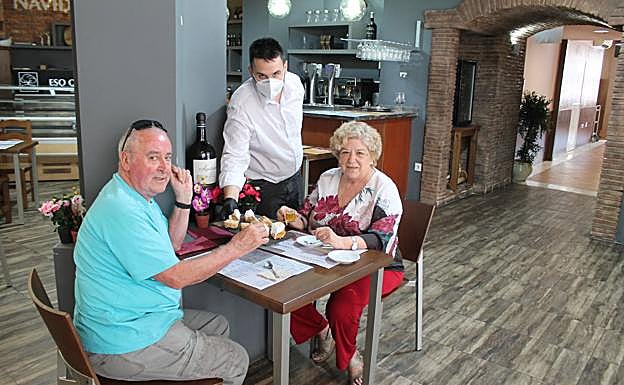 Mateo Sáez sirve en su mesa a Juan Manuel Montalva y Gala Santamaría. 